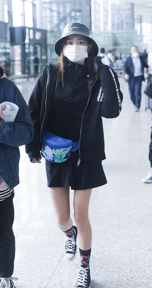 黄婷婷短裙秀美腿,打扮清凉提前过夏天